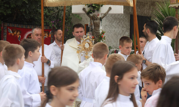 Tijelovo procesija sa Prevetim Oltarskim Sakramentom
