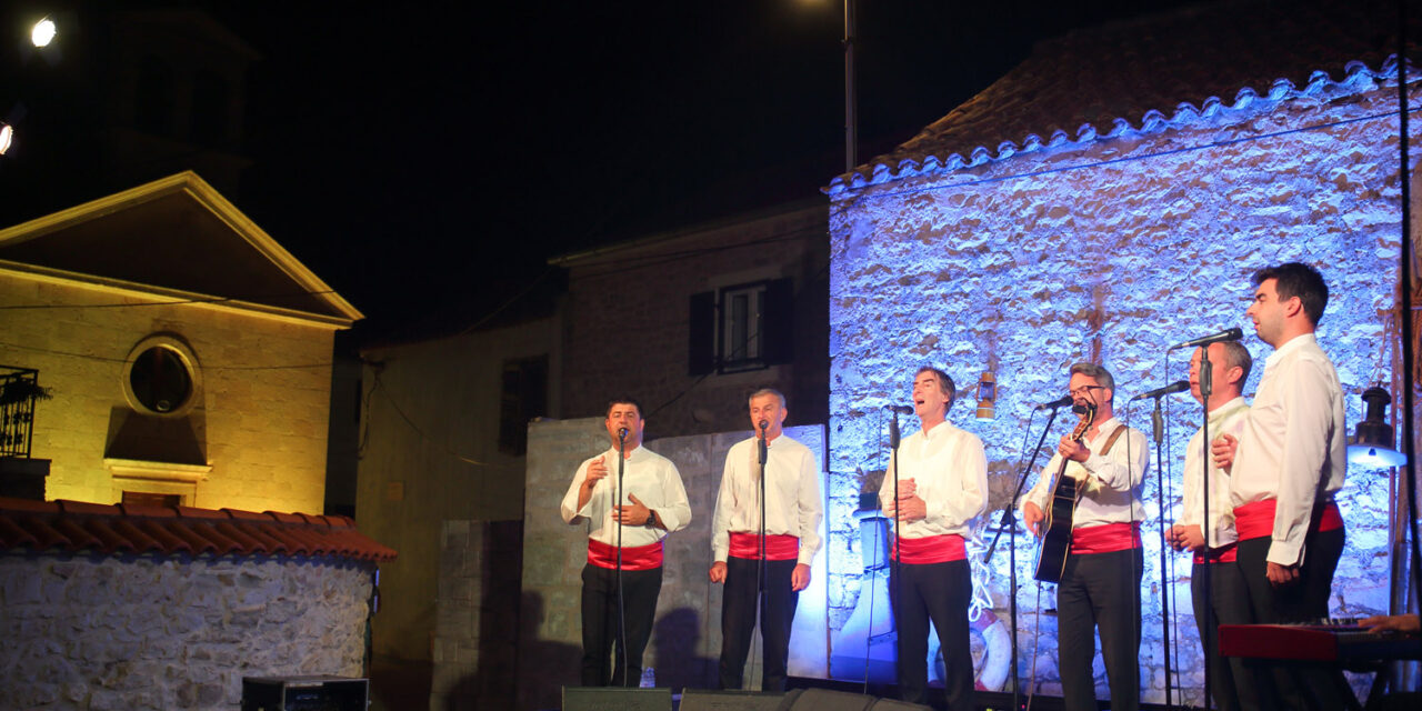 Klapa Cambi i Bibinjci zapivali srcem i dišpetom, večeras nastupa klapa Garofuli