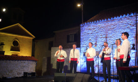 Klapa Cambi i Bibinjci zapivali srcem i dišpetom, večeras nastupa klapa Garofuli